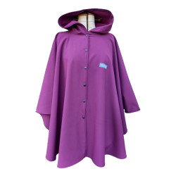 Poncho cape violet avec capuche en softshell doublé de polaire de couleur violet pressionné devant