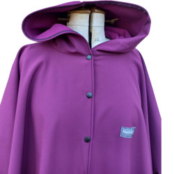 Poncho cape violet avec capuche en softshell doublé de polaire de couleur violet pressionné devant