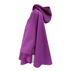 Poncho cape violet avec capuche en softshell doublé de polaire de couleur violet pressionné devant De profil
