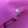Poncho cape violet avec capuche en softshell doublé de polaire de couleur violet pressionné devant Pression passe-bras