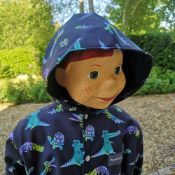 veste pour garçon avec capuche en softshell fermée sur le devant par pressions
