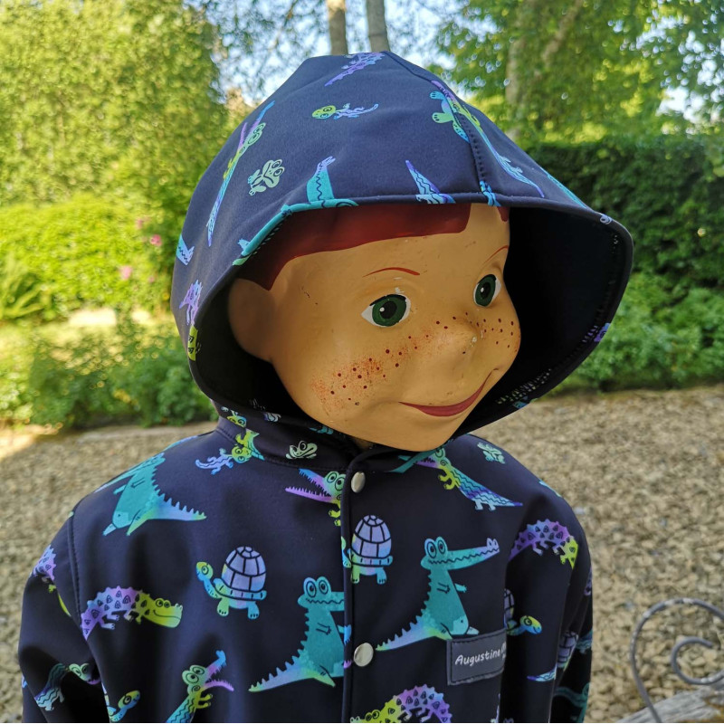 veste pour garçon avec capuche en softshell fermée sur le devant par pressions