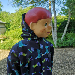 veste pour garçon avec capuche en softshell fermée sur le devant par pressions
