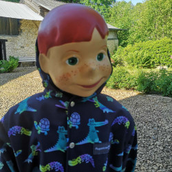 veste pour garçon avec capuche en softshell fermée sur le devant par pressions