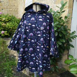 cape coquelicots fond noir avec capuche pour adulte