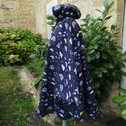 cape coquelicots fond noir avec capuche pour adulte