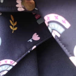 cape coquelicots fond noir avec capuche pour adulte