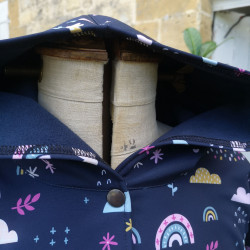 cape coquelicots fond noir avec capuche pour adulte