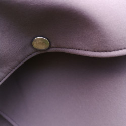 Détail du passe-bras avec pression de maintien de la cape Charleston