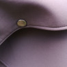 Détail du passe-bras avec pression de maintien de la cape Charleston