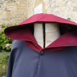 Détail de la grande capuche de la cape Charleston anthracite bordeaux