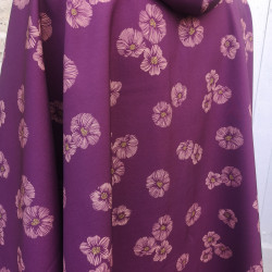 7. Vue détaillée du tissu

Détail du tissu softshell imprimé Prune de la cape adulte Augustine Métro
