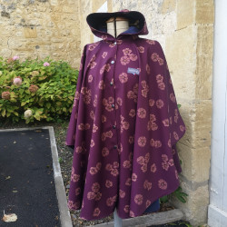 Cape adulte en softshell imprimé Prunes portée avec capuche