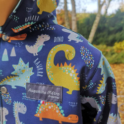 Détail du motif DENVERS sur veste garçon en softshell