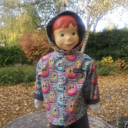 Veste coupe droite avec capuche en softshell pressionnée devant motif MONSTERS