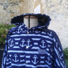 Grande capuche doublée en micropolaire bleu marine de la cape Popeye