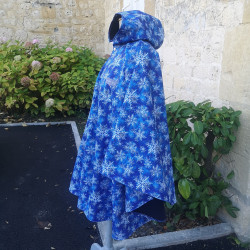 Cape adulte FLOCONS DE NEIGE avec capuche et fermeture par pressions, création artisanale Augustine Métro.