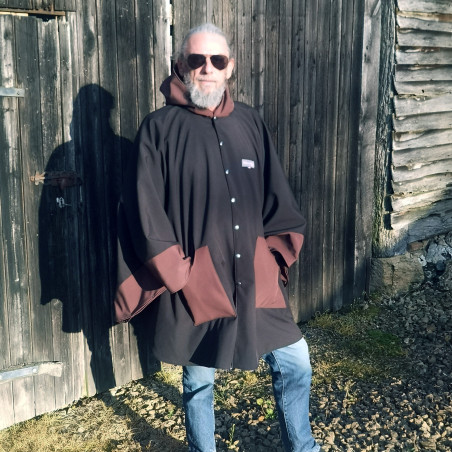 Cape XL noir et brun avec une grande capuche et deux poches