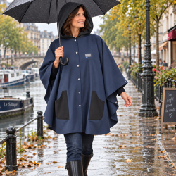 Cape de pluie adulte bleu marine portée avec capuche noire