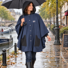 Cape de pluie adulte bleu marine portée avec capuche noire