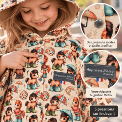 Détail des cinq pressions de fermeture de la cape enfant Poneys en softshell