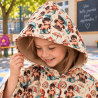 Gros plan sur la capuche de la cape enfant en softshell imprimé Poneys doublée beige